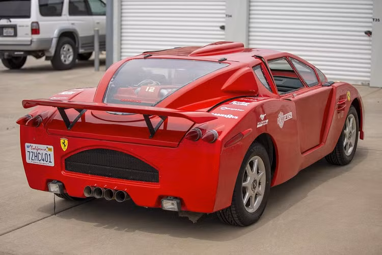 Chiếc Pontiac Fiero đời 1986 đã được tạo hình lại hoàn toàn với một bộ body kit sợi thủy tinh trông giống với Enzo nhưng tỉ lệ kích thước thì sai lệch hoàn toàn. Kể từ lúc ra đời cho tới nay, thành tựu “vinh quang” nhất của chiếc xe là đạt giải thưởng xe xấu nhất “Concours d'Lemons Worst in Show”, và từng xuất hiện trên một vài kênh YouTube. Giờ đây, nó đang được rao bán trên internet với một cái giá rẻ chỉ vài nghìn USD.