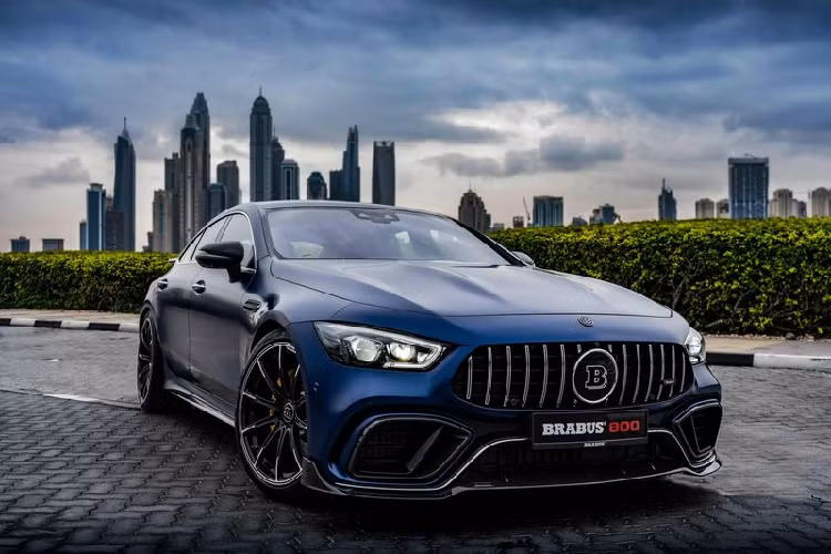 Diện mạo của Brabus 800 Mercedes-AMG GT 63 S cũng được nâng tầm nhờ các bộ phận sợi carbon trần có độ bóng cao hoặc sơn mờ tùy từng chi tiết: líp trước, khe hút gió, bộ khuếch tán, cánh lướt gió...