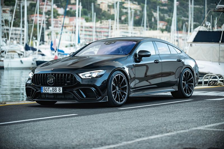 Đầu tiên và cũng là điều thú vị nhất, hãng độ Đức đã lắp đặt cho Mercedes-AMG GT 63 S độ Brabus hai bộ tăng áp mới, đồng thời sửa đổi phần mềm ECU để cho ra tổng công suất lên tới 789 mã lực và mô-men xoắn cực đại 1.000 Nm.