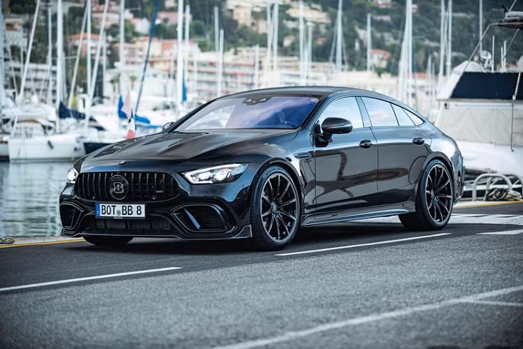 Đầu tiên và cũng là điều thú vị nhất, hãng độ Đức đã lắp đặt cho Mercedes-AMG GT 63 S độ Brabus hai bộ tăng áp mới, đồng thời sửa đổi phần mềm ECU để cho ra tổng công suất lên tới 789 mã lực và mô-men xoắn cực đại 1.000 Nm.