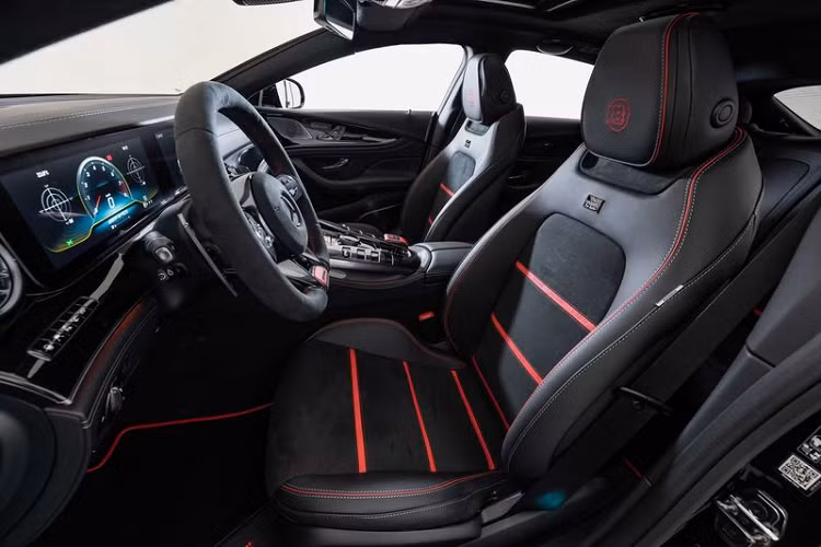 Chiếc xe "cưỡi" trên các bánh xe có kích thước 21 inch ở phía trước và 22 inch ở phía sau, đi kèm lốp 275/35 và 335/25 tương ứng từ Pirelli, Continental hoặc Yokohama.