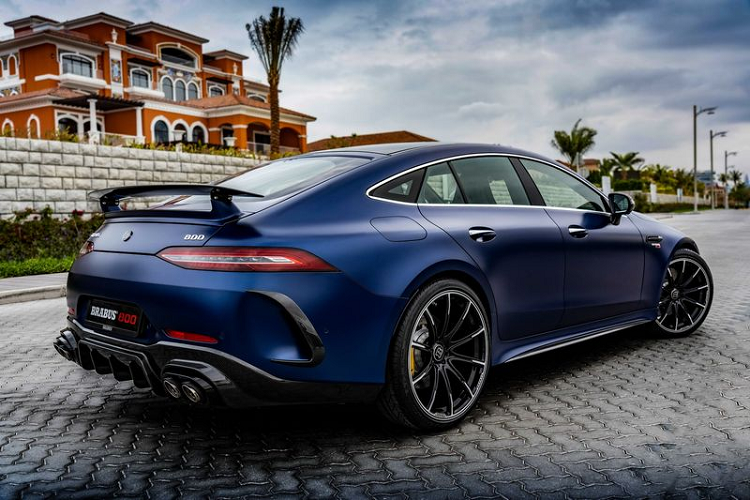 Đối với nội thất, Brabus 800 Mercedes-AMG GT 63 S được trang bị vô lăng bọc Alcantara, các đường chỉ khâu trang trí độc đáo, nhiều chi tiết bằng thép không gỉ và logo của Brabus trải khắp cabin.
