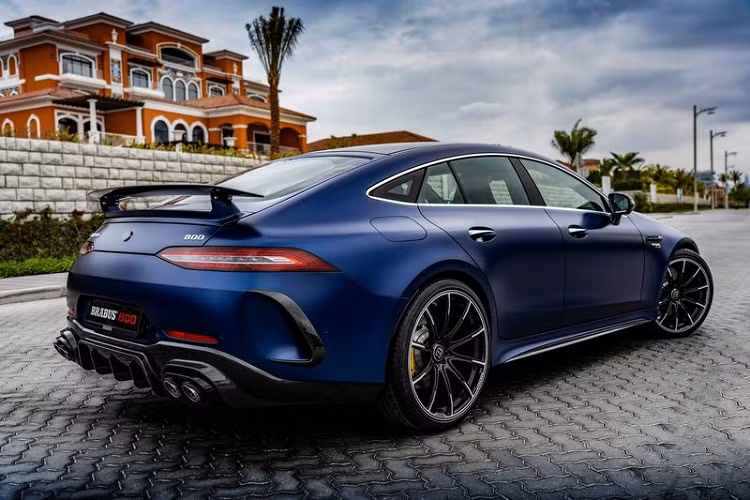Đối với nội thất, Brabus 800 Mercedes-AMG GT 63 S được trang bị vô lăng bọc Alcantara, các đường chỉ khâu trang trí độc đáo, nhiều chi tiết bằng thép không gỉ và logo của Brabus trải khắp cabin.