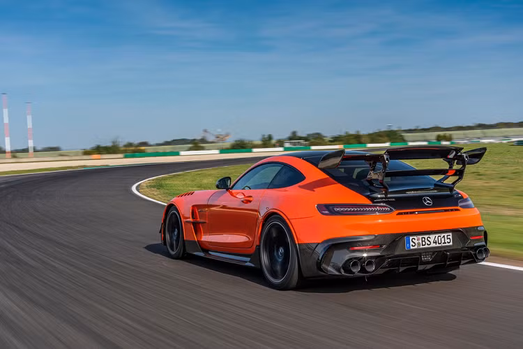 Mẫu siêu xe Mercedes-AMG GT Black Series được giới thiệu hồi giữa tháng 7. Sau 7 năm, hãng xe Đức mới đặt lại tên Black Series cho một dòng xe hiệu suất cao, sau chiếc SLS AMG ra mắt năm 2013. Trong quá khứ, các mẫu xe từng được gắn mác Black Series gồm SL 65 AMG, CLK 63 AMG, C 63 AMG Coupe…