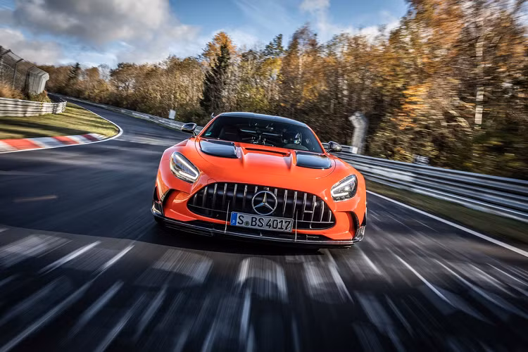Tổng thể của AMG GT Black Series được lấy cảm hứng từ các mẫu xe đua GT3, GT4 của Mercedes. Do đó, mẫu xe này có kiểu dáng cực đoạn hơn hẳn AMG GT R. Lưới tản nhiệt dạng Panamericana được làm lớn hơn với cánh gió trước có thể điều chỉnh góc độ.