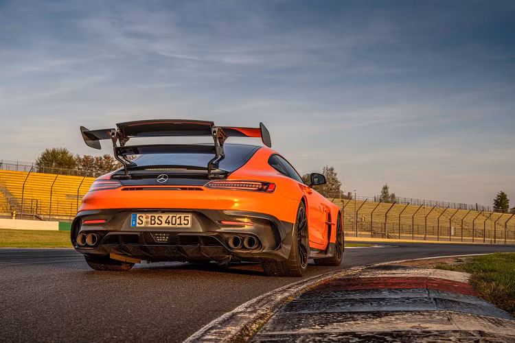 Nắp ca-pô có 2 hốc khoét sâu kết hợp với hốc gió ở sau bánh trước giúp tăng tính khí động học cho xe. Ở phía sau, xe có cánh gió 2 tầng có thể điều chỉnh góc độ tương tự xe đua GT3. Hệ thống ống xả kép được đặt về 2 bên.