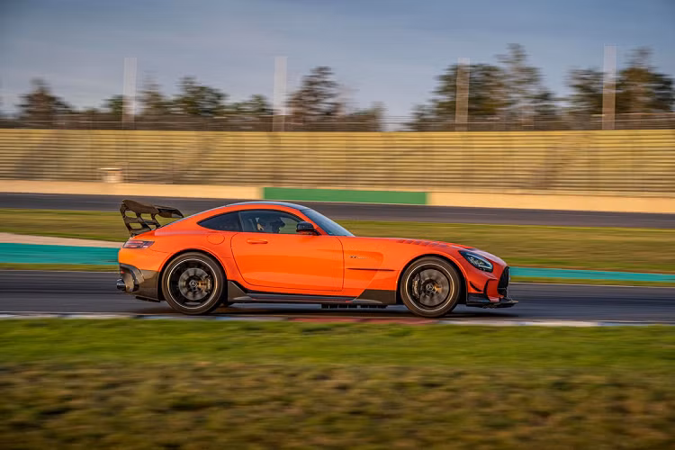 Mercedes-AMG GT Black Series được trang bị hộp số 7 cấp ly hợp kép, có khả năng tăng tốc 0-100 km/h trong 3,1 giây, 0-200 km/h trong 9 giây và vận tốc tối đa 323 km/h.