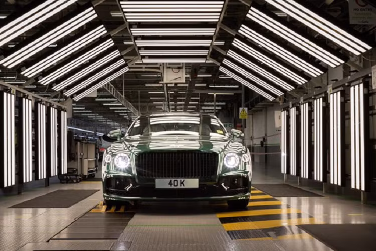 Ở thế hệ đầu tiên, dòng xe Bentley Continental Flying Spur được trang bị loại động cơ W12, dung tích 6.0 lít, sản sinh công suất tối đa 552 mã lực và mô-men xoắn cực đại 649 Nm. Chiếc xe siêu sang mất khoảng 4,9 giây để tăng tốc từ 0-100 km/h trước khi đạt tốc độ tối đa 314 km/h. Còn ở thế hệ thứ 3 hiện tại, Bentley Flying Spur vẫn sử dụng động cơ W12, dung tích 6.0 lít nhưng có thêm bộ tăng áp kép, nhờ đó, giúp xe sản sinh công suất tối đa 626 mã lực và mô-men xoắn cực đại 900 Nm.