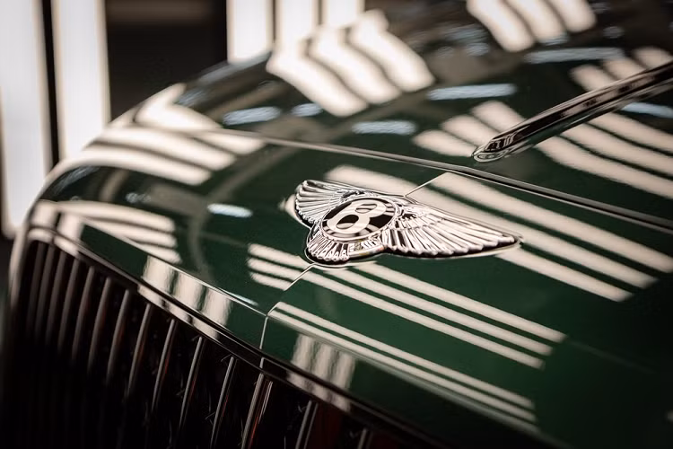 Cả ba thế hệ Flying Spur đều được thiết kế, chế tạo, phát triển và sản xuất tại nhà của Bentley ở Crewe, nơi mà đội ngũ 250 lao động lành nghề gồm các nhà thiết kế, kỹ sư và thợ thủ công đã mất khoảng 100 giờ để sản xuất ra một chiếc xe Bentley Flying Spur. Hiện dòng xe Bentley Flying Spur thế hệ thứ 3 còn kiêm luôn chức vụ của mẫu xe Bentley Mulsanne đã bị khai tử để lại mà chưa có người thừa kế.