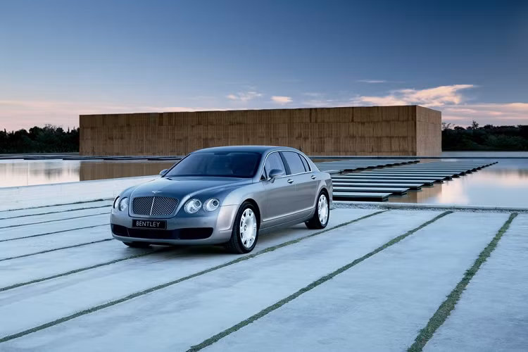 Bộ 3 xe siêu sang Bentley Flying Spur qua các thế hệ. Chiếc xa nhất là Bentley Continental Flying Spur, kế đến xe màu đen là Bentley Flying Spur thế hệ thứ 2 và cuối cùng là Bentley Flying Spur thế hệ thứ 3 có màu rượu vang. Chiếc xe siêu sang Bentley Flying Spur thứ 40 nghìn lăn bánh khỏi nhà máy của Bentley tại Crewe, Anh Quốc thuộc phiên bản đời mới nhất, ở thế hệ thứ 3. Những hình ảnh được Bentley công bố cho thấy, chiếc xe này có màu sơn xanh lá diệp lục rất ấn tượng.