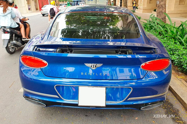 Ngoài ra, để gia tăng trải nghiệm sử dụng của khách hàng, hãng còn trang bị trên mẫu xe này một màn hình cảm ứng 12,3 inch dành cho hệ thống thông tin giải trí hay hệ thống âm thanh High-ends mang thương hiệu Naim trứ danh. Kèm theo đó là các hoạ tiết dành riêng cho phiên bản đặc biệt First Edition.