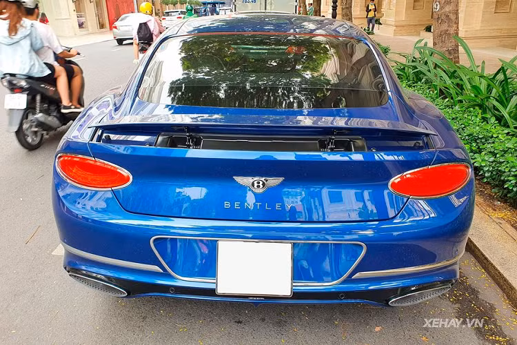 Ngoài ra, để gia tăng trải nghiệm sử dụng của khách hàng, hãng còn trang bị trên mẫu xe này một màn hình cảm ứng 12,3 inch dành cho hệ thống thông tin giải trí hay hệ thống âm thanh High-ends mang thương hiệu Naim trứ danh. Kèm theo đó là các hoạ tiết dành riêng cho phiên bản đặc biệt First Edition.