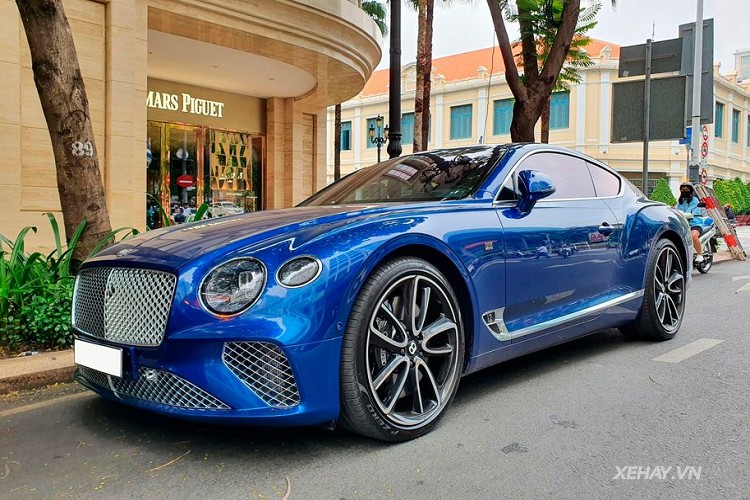 So với phiên bản tiêu chuẩn, phiên bản First Edition của Bentley Continental GT gần như không có sự thay đổi nào ngoại trừ việc có thêm logo cờ Anh và logo phiên bản đặc biệt gắn ở các chi tiết như hông xe, bậc cửa lên xuống, táp-lô và tựa đầu ghế ngồi.
