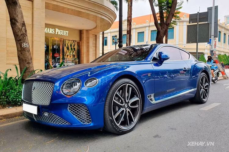 So với phiên bản tiêu chuẩn, phiên bản First Edition của Bentley Continental GT gần như không có sự thay đổi nào ngoại trừ việc có thêm logo cờ Anh và logo phiên bản đặc biệt gắn ở các chi tiết như hông xe, bậc cửa lên xuống, táp-lô và tựa đầu ghế ngồi.