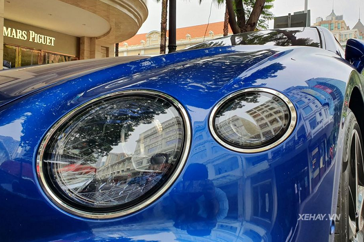 Ở phần ngoại thất, chiếc Bentley Continental GT First Edition trong bài viết sở hữu nước sơn màu xanh với tên gọi Sequin Blue kết hợp với những đường cong mềm mại mang đậm chất Bentley, cụm đèn chiếu sáng Full-LED cùng công nghệ ma trận hiện đại và hiệu ứng pha lê gợi cảm, phần nắp ca-pô dài và thấp hay phần mui phía sau thuôn nhẹ xuống đuôi theo phong cách Coupe thể thao.