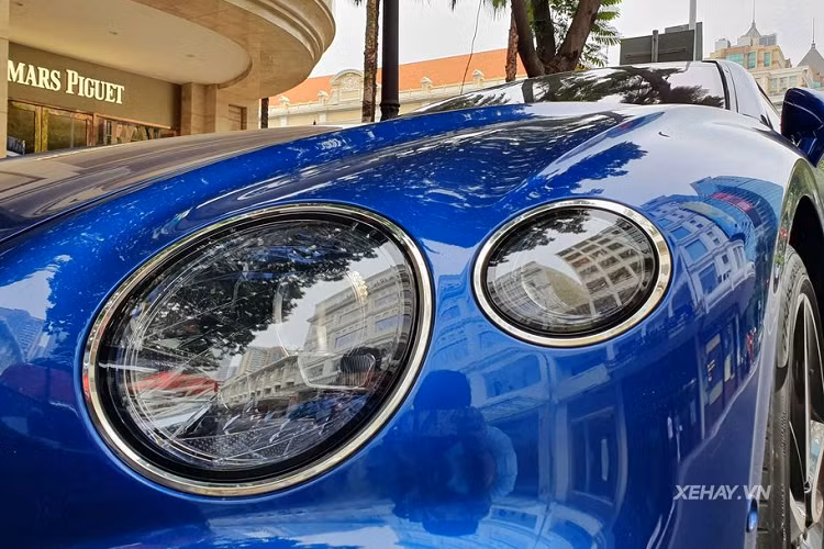 Ở phần ngoại thất, chiếc Bentley Continental GT First Edition trong bài viết sở hữu nước sơn màu xanh với tên gọi Sequin Blue kết hợp với những đường cong mềm mại mang đậm chất Bentley, cụm đèn chiếu sáng Full-LED cùng công nghệ ma trận hiện đại và hiệu ứng pha lê gợi cảm, phần nắp ca-pô dài và thấp hay phần mui phía sau thuôn nhẹ xuống đuôi theo phong cách Coupe thể thao.