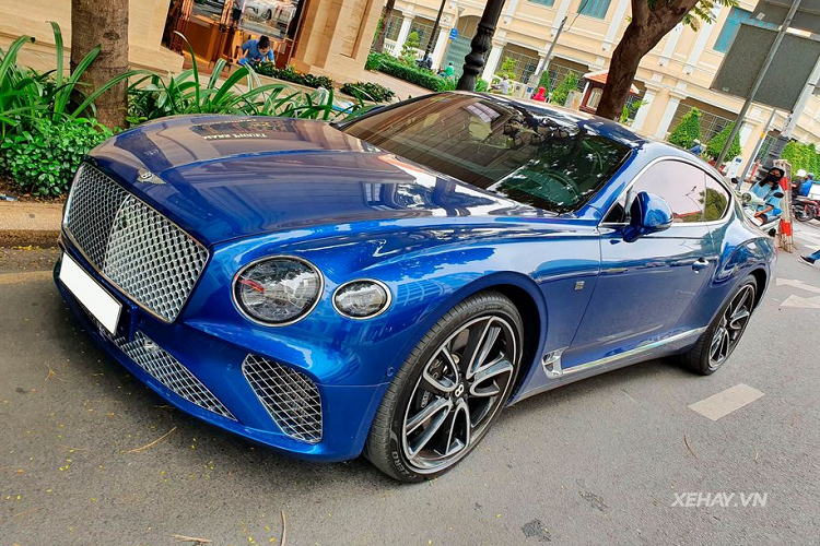 Không chỉ đem tới cảm giác đẳng cấp ở phần thiết kế ngoại thất, Bentley luôn biết cách làm thoả mãn khách hàng nhờ khoang cabin đơn giản nhưng vẫn ẩn chứa sự tinh tế và sang trọng hàng đầu. Trên mẫu xe này, toàn bộ không gian bên trong đều được bọc da thượng hạng, ốp gỗ cao cấp, các chi tiết thêu tay thủ công.