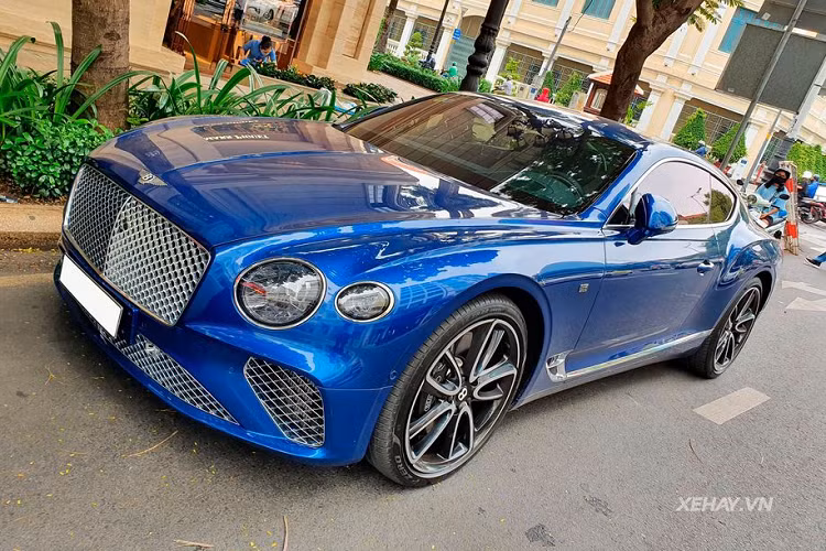 Không chỉ đem tới cảm giác đẳng cấp ở phần thiết kế ngoại thất, Bentley luôn biết cách làm thoả mãn khách hàng nhờ khoang cabin đơn giản nhưng vẫn ẩn chứa sự tinh tế và sang trọng hàng đầu. Trên mẫu xe này, toàn bộ không gian bên trong đều được bọc da thượng hạng, ốp gỗ cao cấp, các chi tiết thêu tay thủ công.