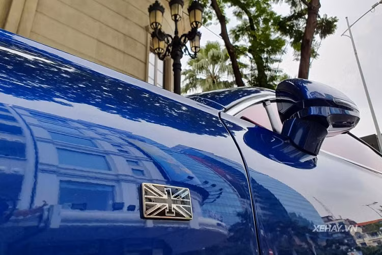 Cận cảnh cụm đèn chiếu sáng kiểu pha lê của Bentley Continental GT First Edition. Ở khu vực đuôi xe, Bentley Continental GT thế hệ mới nói chung và phiên bản First Edition nói riêng đã được các kỹ sư của hãng siêu xe Anh Quốc thiết kế lại phần cánh gió xuống nắp cốp thay vì sát chân kính sau như phiên bản trước. Phần cánh gió này có thể điều chỉnh bằng nút bấm để tối đa lực ép xuống cho phần thân xe theo đúng tiêu chuẩn khí động học.