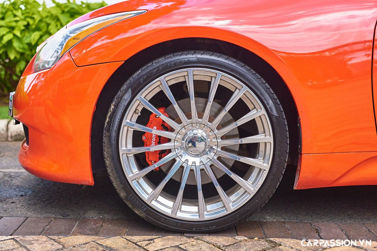 Sau nhiều năm sử dụng, chiếc G37 coupe này đã được chủ nhân thay bộ mâm CNC mang kích thước 20 inch theo phong cách Mercedes-AMG S65 sedan, vừa hợp với dáng xe mà còn đem đến sự khác biệt. Khác với phần ngoại thất thể thao, nội thất của G37 coupe lại được thiết kế theo hướng sang trọng, đảm bảo sự thoải mái cao nhất cho người dùng. Cabin gây ấn tượng với bảng táp-lô mang phong cách “double wave” (sóng đôi) đặc trưng của thương hiệu Infiniti.