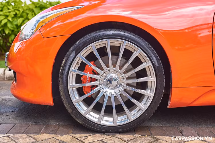 Sau nhiều năm sử dụng, chiếc G37 coupe này đã được chủ nhân thay bộ mâm CNC mang kích thước 20 inch theo phong cách Mercedes-AMG S65 sedan, vừa hợp với dáng xe mà còn đem đến sự khác biệt. Khác với phần ngoại thất thể thao, nội thất của G37 coupe lại được thiết kế theo hướng sang trọng, đảm bảo sự thoải mái cao nhất cho người dùng. Cabin gây ấn tượng với bảng táp-lô mang phong cách “double wave” (sóng đôi) đặc trưng của thương hiệu Infiniti.