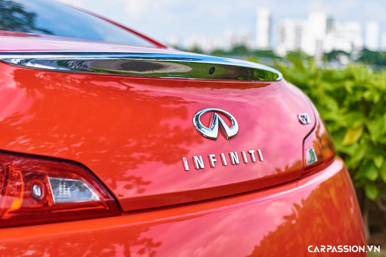 Logo của Infiniti có ý nghĩa như một con đường được kéo dài vô tận không nhìn thấy điểm dừng, thể hiện cho mong muốn sự phát triển của hãng xe không bao giờ kết thúc và khách hàng sẽ luôn được đồng hành cùng với sự phục vụ tận tụy, đáp ứng mọi nhu cầu và phong cách sang trọng của hãng mãi về sau. G37 coupe có chiều dài 4.651 mm, rộng 1.824 mm và cao 1.392 mm, chiều dài cơ sở ở mức 2.850 mm.