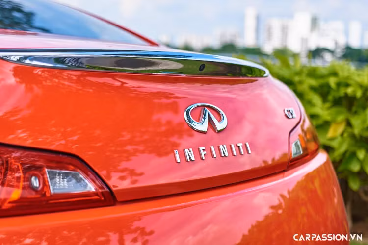 Logo của Infiniti có ý nghĩa như một con đường được kéo dài vô tận không nhìn thấy điểm dừng, thể hiện cho mong muốn sự phát triển của hãng xe không bao giờ kết thúc và khách hàng sẽ luôn được đồng hành cùng với sự phục vụ tận tụy, đáp ứng mọi nhu cầu và phong cách sang trọng của hãng mãi về sau. G37 coupe có chiều dài 4.651 mm, rộng 1.824 mm và cao 1.392 mm, chiều dài cơ sở ở mức 2.850 mm.