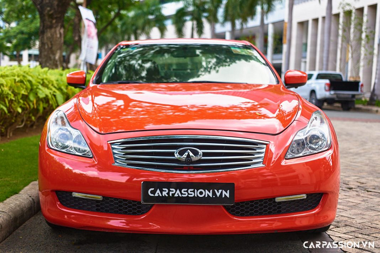 Là “hàng hiếm” tại Việt Nam với số lượng chỉ đếm trên đầu ngón tay, mẫu xe sang Infiniti G37 coupe có thể lập tức thu hút sự chú ý nhờ những đường nét thiết kế mềm mại, uyển chuyển mà vẫn toát lên sự khỏe khoắn – đặc trưng của nhãn hiệu xe sang trực thuộc Nissan. Ở đầu xe nổi bật với cụm đèn pha vuốt ngược và lưới tản nhiệt dạng mang cá, nằm chính giữa là logo Infiniti với biểu tượng “vô cực” được cách điệu. Đuôi xe tích hợp cánh lướt gió thể thao.
