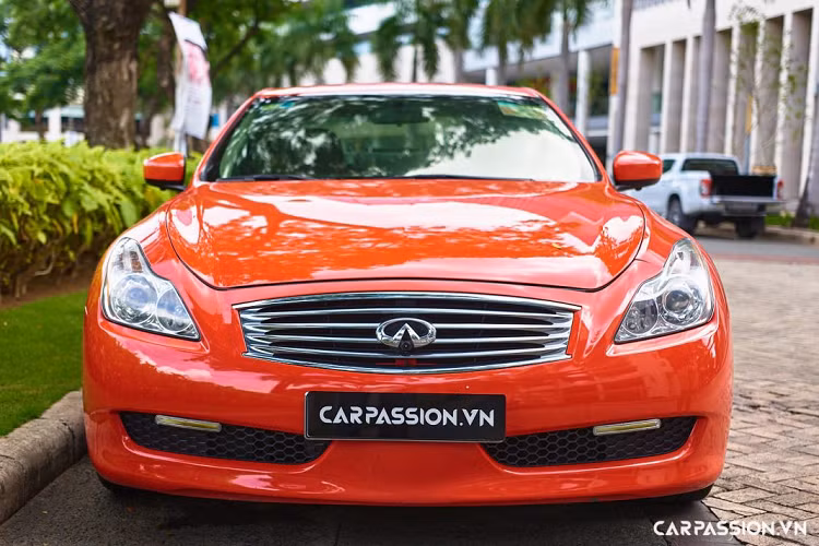 Là “hàng hiếm” tại Việt Nam với số lượng chỉ đếm trên đầu ngón tay, mẫu xe sang Infiniti G37 coupe có thể lập tức thu hút sự chú ý nhờ những đường nét thiết kế mềm mại, uyển chuyển mà vẫn toát lên sự khỏe khoắn – đặc trưng của nhãn hiệu xe sang trực thuộc Nissan. Ở đầu xe nổi bật với cụm đèn pha vuốt ngược và lưới tản nhiệt dạng mang cá, nằm chính giữa là logo Infiniti với biểu tượng “vô cực” được cách điệu. Đuôi xe tích hợp cánh lướt gió thể thao.