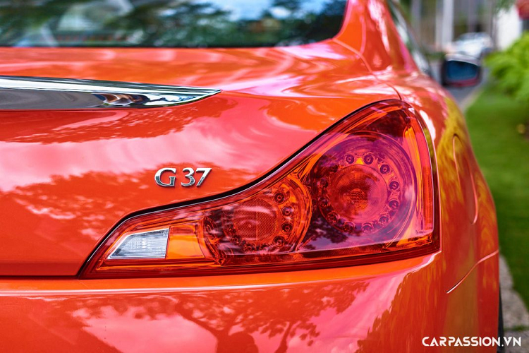 Về an toàn, G37 coupe được trang bị tiêu chuẩn các công nghệ hỗ trợ phanh (ABS/BA/EBD), cân bằng điện tử (VDC), kiểm soát lực kéo (TCS). Ngoài ra, chiếc xe cụ thể này còn được nâng cấp ống xả On/Off cho âm thanh phấn khích hơn.