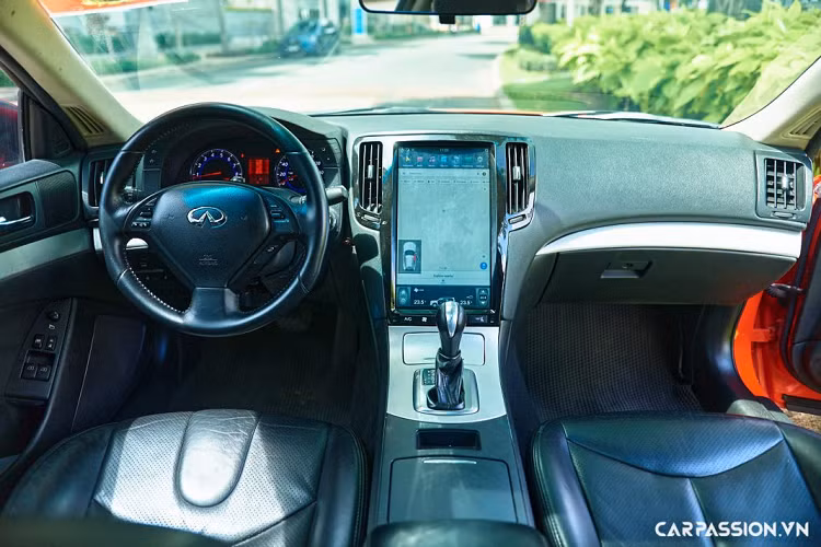 Để nâng cao sự tiện nghi, chủ xe đã nâng cấp màn hình trung tâm cỡ lớn đặt dọc theo phong cách tương tự xe Tesla, tích hợp camera 360 độ. Ghế ngồi (kiểu 2+2), vô lăng, táp-pi cửa đều được bọc da cao cấp. Hàng ghế trước chỉnh điện 8 hướng và được thiết kế để trượt linh động ra vào hàng ghế thứ 2. Xe có điều hoà tự động.