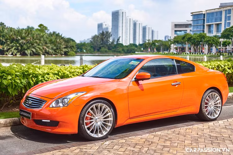 Nếu như Honda có Acura, Toyota có Lexus thì Nissan cũng gây dựng tên tuổi trong phân khúc xe sang với nhãn hiệu Infiniti và từng cho ra mắt nhiều mẫu xe lừng danh, trong số đó có loạt G-series. Chiếc Infiniti G37 coupe đời cũ trong bài viết này thuộc thế hệ G-series thứ 4, ra mắt lần đầu năm 2008 và đóng vai trò là một phiên bản thể thao năng động hơn của mẫu G35 sedan.
