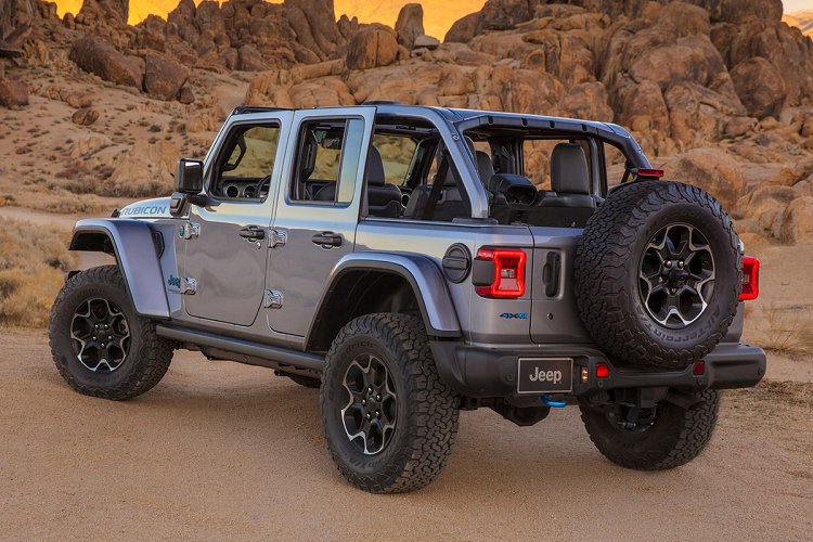 So với model Wrangler Sahara và Rubicon dùng động cơ xăng, mức giá của 2 phiên bản Jeep Wrangler 2021 có động cơ PHEV đắt hơn khoảng 9.000-10.000 USD. Bên cạnh hệ truyền động hybrid, Jeep Wrangler 4xe Sahara và Rubicon có sẵn gói trang trang bị cao cấp như đèn chiếu sáng LED, hệ thống âm thanh Alpine, màn hình thông tin giải trí 8,4 inch...