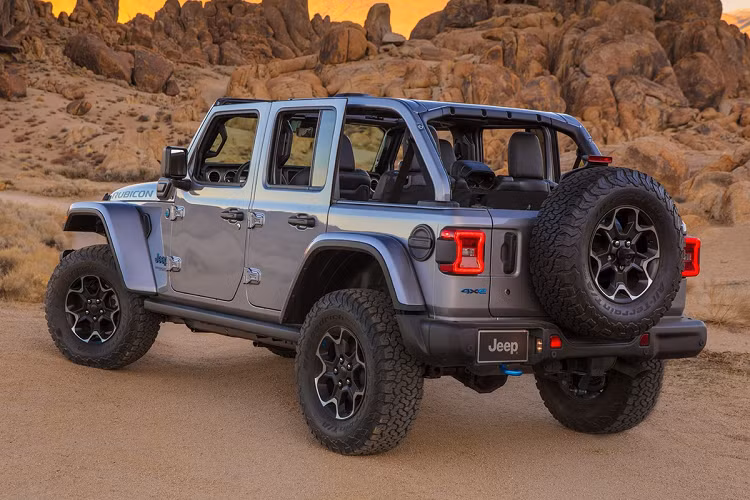 So với model Wrangler Sahara và Rubicon dùng động cơ xăng, mức giá của 2 phiên bản Jeep Wrangler 2021 có động cơ PHEV đắt hơn khoảng 9.000-10.000 USD. Bên cạnh hệ truyền động hybrid, Jeep Wrangler 4xe Sahara và Rubicon có sẵn gói trang trang bị cao cấp như đèn chiếu sáng LED, hệ thống âm thanh Alpine, màn hình thông tin giải trí 8,4 inch...