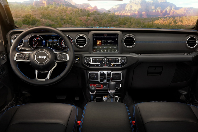 Thiết kế nội thất của Jeep Wrangler 4xe thế hệ mới giống hệt các model dùng động cơ đốt trong, khác biệt chỉ nằm ở các đường chỉ thêu trang trí màu xanh dương. Các tính năng tiện nghi đáng chú ý có thể kể đến điều hòa tự động 2 vùng, kiểm soát hành trình thích ứng, hệ thống thông tin giải trí Uconnect hỗ trợ kết nối Apple CarPlay/Android Auto...
