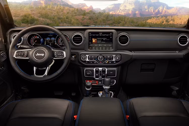 Thiết kế nội thất của Jeep Wrangler 4xe thế hệ mới giống hệt các model dùng động cơ đốt trong, khác biệt chỉ nằm ở các đường chỉ thêu trang trí màu xanh dương. Các tính năng tiện nghi đáng chú ý có thể kể đến điều hòa tự động 2 vùng, kiểm soát hành trình thích ứng, hệ thống thông tin giải trí Uconnect hỗ trợ kết nối Apple CarPlay/Android Auto...