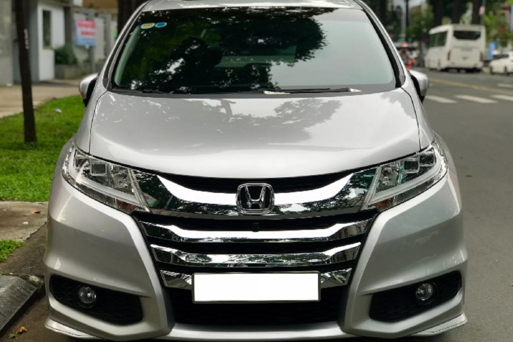 Tại thời điểm còn được phân phối, giá xe Honda Odyssey chính hãng có mức bán ra lên đến 1,999 tỷ đồng. Mức giá của Honda Odyssey cao hơn nhiều so với đối thủ Kia Sedona được THACO lắp ráp phân phối. Chính vì thế, Odyssey nhanh chóng bị lấn át bởi mẫu xe Kia Sedona.
