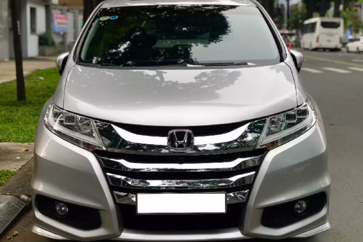 Tại thời điểm còn được phân phối, giá xe Honda Odyssey chính hãng có mức bán ra lên đến 1,999 tỷ đồng. Mức giá của Honda Odyssey cao hơn nhiều so với đối thủ Kia Sedona được THACO lắp ráp phân phối. Chính vì thế, Odyssey nhanh chóng bị lấn át bởi mẫu xe Kia Sedona.