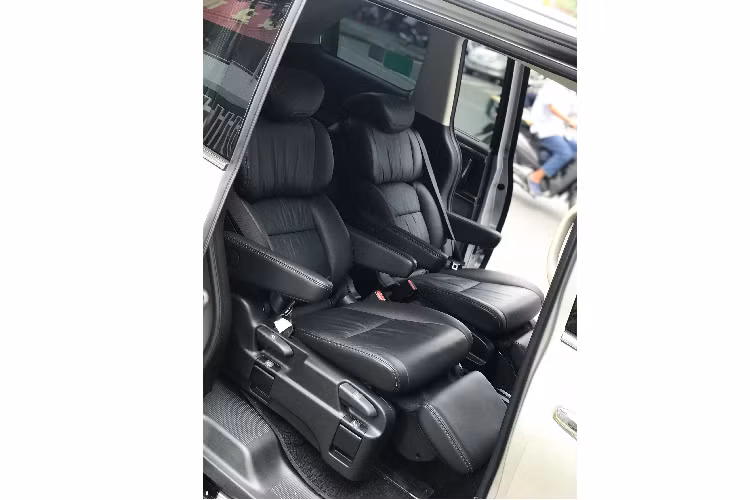 Mặc dù giá bán cao hơn xe Kia Sedona lắp ráp, nhưng Honda Odyssey vẫn là một lựa chọn dễ chơi hơn xe sang Mercedes-Benz V Class (V220d &amp; V250) có giá 2,5 tỷ đồng tại thời điểm đó, hay xe Mỹ như Toyota Sienna nhập tư nhân, đặc biệt là các phiên bản cao lắp máy V6 3.5L “gánh” nhiều thuế TTĐB nên có giá bán không hề rẻ.