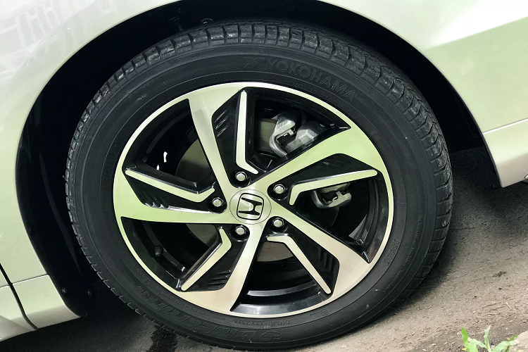 Mức giá cho chiếc Odyssey gần 5 tuổi này đủ để “đập hộp” và lăn bánh một chiếc Kia Sedona phiên bản máy dầu 2.2, bản DAT Luxury cao cấp nhất đang có giá bán 1,169 tỷ đồng. Chính vì thế, ngay cả đối với xe cũ thì Honda Odyssey vẫn có giá bán không dễ tiếp cận.