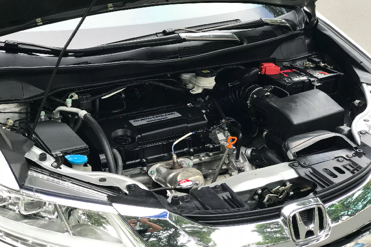 Bên cạnh “nhược điểm” lớn nằm ở giá bán cao, Honda Odyssey vẫn mang nhiều ưu điểm được người dùng đánh giá cao nằm ở xe nhập từ Nhật, động cơ bền bỉ, tiết kiệm nhiên liệu, độ hoàn thiện lắp ráp cao, đặc biệt là các chi tiết nội thất. Honda Odyssey sử dụng động cơ 4cyl 2.4L cho công suất 173 mã lực tại 6.200 vòng/phút và momen xoắn cực đại 255 Nm tại 4.000 vòng/phút, đi kèm hộp số tự động biến thiên vô cấp CVT và hệ dẫn động cầu trước (FWD). Động cơ “hai chấm tư” này chia sẻ với dòng Accord và CR-V.