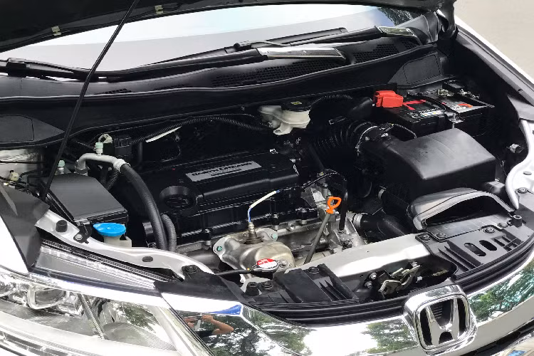 Bên cạnh “nhược điểm” lớn nằm ở giá bán cao, Honda Odyssey vẫn mang nhiều ưu điểm được người dùng đánh giá cao nằm ở xe nhập từ Nhật, động cơ bền bỉ, tiết kiệm nhiên liệu, độ hoàn thiện lắp ráp cao, đặc biệt là các chi tiết nội thất. Honda Odyssey sử dụng động cơ 4cyl 2.4L cho công suất 173 mã lực tại 6.200 vòng/phút và momen xoắn cực đại 255 Nm tại 4.000 vòng/phút, đi kèm hộp số tự động biến thiên vô cấp CVT và hệ dẫn động cầu trước (FWD). Động cơ “hai chấm tư” này chia sẻ với dòng Accord và CR-V.