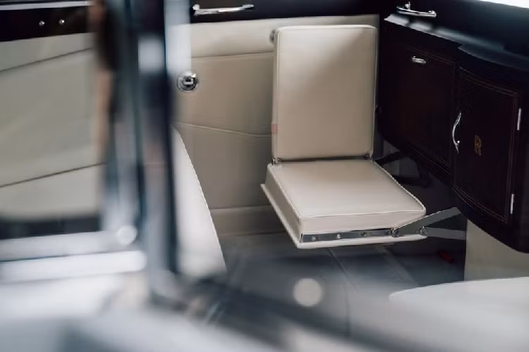 Chiếc Rolls-Royce Phantom V chạy điện của công ty Lunaz sở hữu nội thất 8 chỗ với ghế dài ở hàng đầu tiên, đủ chỗ cho 3 người. Đằng sau cũng là ghế dài 3 chỗ và cuối cùng là 2 ghế nhỏ. Lunaz trên thực tế không phải là công ty đầu tiên trên thế giới biến xe Rolls-Royce thành ô tô chạy điện. Tuy nhiên, Lunaz là công ty đầu tiên bán xe Rolls-Royce chạy điện ra thị trường. Bản thân Lunaz cũng là công ty có nhiều kinh nghiệm trong việc biến xe cổ thành ô tô chạy điện. Trước đây, Lunaz đã từng cho ra đời phiên bản chạy điện của chiếc Jaguar XK120 đời 1953 và Rolls-Royce Cloud đời 1956.