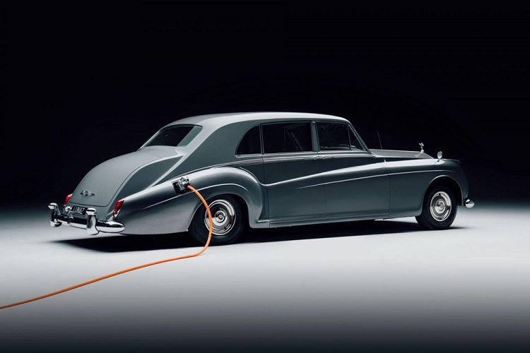 Đáng tiếc là Lunaz chỉ lên kế hoạch chế tạo đúng 30 chiếc Rolls-Royce chạy điện. Những chiếc xe này đương nhiên cũng không hề rẻ. Nếu muốn biến Rolls-Royce Silver Cloud thành xe chạy điện, khách hàng phải chi số tiền ít nhất 350.000 Bảng (khoảng 10,6 tỷ đồng) cho công ty Lunaz. Chi phí tương ứng cho việc biến Rolls-Royce Phantom thành xe điện là 500.000 Bảng (15,1 tỷ đồng).