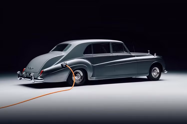 Đáng tiếc là Lunaz chỉ lên kế hoạch chế tạo đúng 30 chiếc Rolls-Royce chạy điện. Những chiếc xe này đương nhiên cũng không hề rẻ. Nếu muốn biến Rolls-Royce Silver Cloud thành xe chạy điện, khách hàng phải chi số tiền ít nhất 350.000 Bảng (khoảng 10,6 tỷ đồng) cho công ty Lunaz. Chi phí tương ứng cho việc biến Rolls-Royce Phantom thành xe điện là 500.000 Bảng (15,1 tỷ đồng).