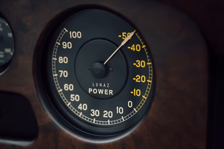 Tuy nhiên, điểm nhấn của chiếc xe này phải là hệ truyền động. Trong quá khứ, Rolls-Royce Phantom V đời 1961 sử dụng động cơ xăng V8, dung tích 6,25 lít, sản sinh công suất tối đa 183 mã lực. Tuy nhiên, dưới tay công ty thiết kế xe cổ Lunaz, chiếc xế cổ nặng 2,5 tấn này sở hữu mô-tơ điện mạnh 375 mã lực và 699 Nm. Ngoài ra, mô-tơ điện này còn kết hợp với cụm pin 120 kWh, giúp Rolls-Royce Phantom V chạy điện có thể hoàn thành quãng đường 480 km.