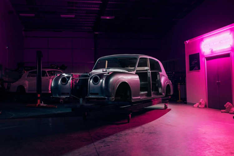 Mới đây, công ty Lunaz đã bắt tay vào sản xuất những chiếc Rolls-Royce chạy điện đầu tiên. Đặc biệt hơn, những chiếc xe chạy điện của công ty Lunaz không ra đời dựa trên Rolls-Royce đời mới. Thay vào đó, công ty Lunaz đã biến 2 mẫu xe Rolls-Royce Phantom V và Silver Cloud thành ôtô chạy điện.