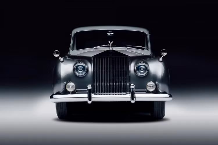 Ngoài Phantom V, công ty Lunaz còn lên kế hoạch tung ra phiên bản chạy điện của dòng xe cổ Rolls-Royce Silver Cloud với đủ kiểu dáng thân xe, từ limousine 4 cửa, coupe 2 cửa đến mui trần drop head coupe.