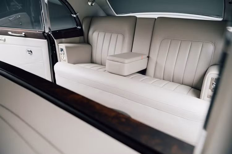 Chưa hết, công ty Lunaz còn bổ sung những công nghệ thời hiện đại cho chiếc xế cổ này. Theo đó, xe được trang bị hệ thống thông tin giải trí tích hợp hệ thống định vị vệ tinh, điều hòa tự động với chế độ cài đặt cho từng hành khách, màn hình dành cho hành khách ngồi trên hàng ghế sau, hệ thống âm thanh trước/sau tách riêng và cả tủ lạnh mini.