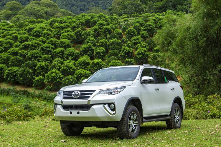 Toyota Fortuner là một trong những mẫu SUV bán chạy nhất tại Việt Nam. Phiên bản máy dầu, số sàn 1 cầu của mẫu xe này rất được ưa chuộng bởi tiết kiệm nhiên liệu, chỉ tốn 7,2 lít/ 100 km đường hỗn hợp. Xe có giá bán từ 1,033 tỷ đồng